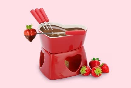 Accesorios para una noche romántica en casa, como velas y sets de fondue